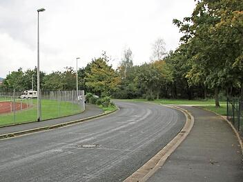 In dieser übersichtlichen Kurve der Staffelsteiner St.-Georg-Straße soll die Lkw-Wendeplatte entstehen. Die Rückstoßmöglichkeit für Lastwagen wird so platzsparend wie möglich angelegt. Foto: Matthias Einwag