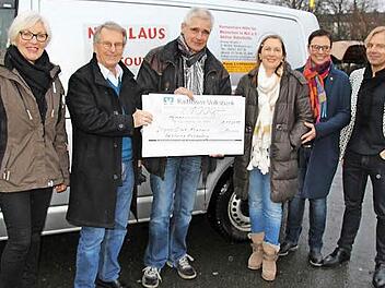 Der Lions Club Kronach Festung Rosenberg überreichte zum dritten Mal 1000 Euro an Tom Sauer und die "Humanitäre Hilfe für Menschen in Not" (v. l.): Vizepräsidentin Angelika Woll, Schatzmeister Peter Gottmann, Tom Sauer, Clubmaster Sandra Bauer, Präsidentin Daniela Wölfel und Activity-Beauftragter Hans-Joachim Barnickel Foto: Rainer Glissnik