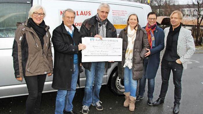 Der Lions Club Kronach Festung Rosenberg überreichte zum dritten Mal 1000 Euro an Tom Sauer und die "Humanitäre Hilfe für Menschen in Not" (v. l.): Vizepräsidentin Angelika Woll, Schatzmeister Peter Gottmann, Tom Sauer, Clubmaster Sandra Bauer, Präsidentin Daniela Wölfel und Activity-Beauftragter Hans-Joachim Barnickel Foto: Rainer Glissnik
