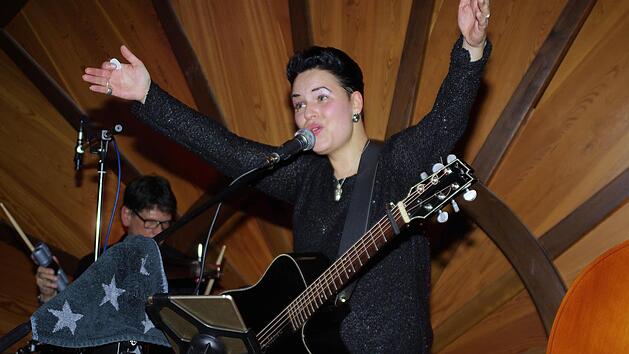 Sabho alias Sabine Holzinger wei&szlig;, wie man das Publikum zum Kochen bringt. Die Obereschenbacherin becirct mit Charme, Performance und vor allem mit ihrer Stimme.  Fotos: Winfried Ehling
