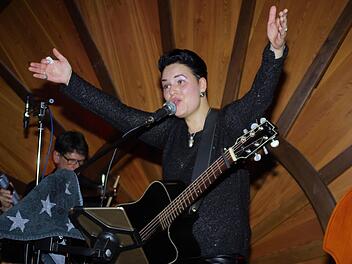 Sabho alias Sabine Holzinger weiß, wie man das Publikum zum Kochen bringt. Die Obereschenbacherin becirct mit Charme, Performance und vor allem mit ihrer Stimme.  Fotos: Winfried Ehling