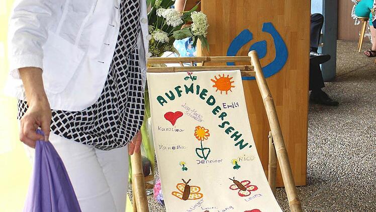 "Auf Wiedersehen!" Einen tollen Ruhe-Sonnensessel gab es von den Schülerinnen und Schülern der Mittelstufe.