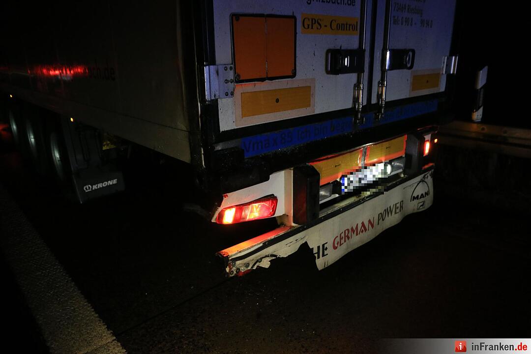 Fahranfänger schleudert mit BMW in Lastwagen - Vater bei Crash eingeklemmt und schwerst verletzt