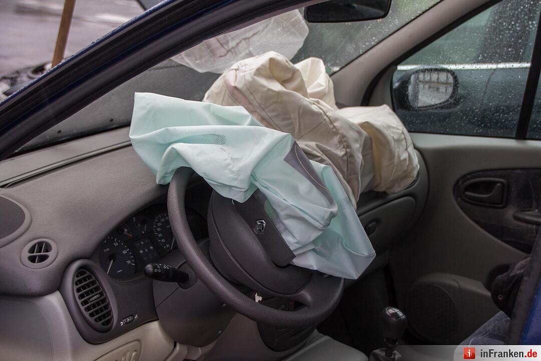 Kollision nach mutmaßlichem Rotlichtverstoß – Eine Person schwer verletzt