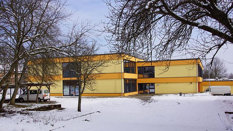 Kaum ist die energetische Sanierung des Schulhauses in Untersteinbach abgeschlossen, macht das Dach wieder Probleme. Bürgermeister Matthias Bäuerlein berichtete dem Gemeinderat von Wassereinbrüchen bei Starkregen.Sabine Weinbeer