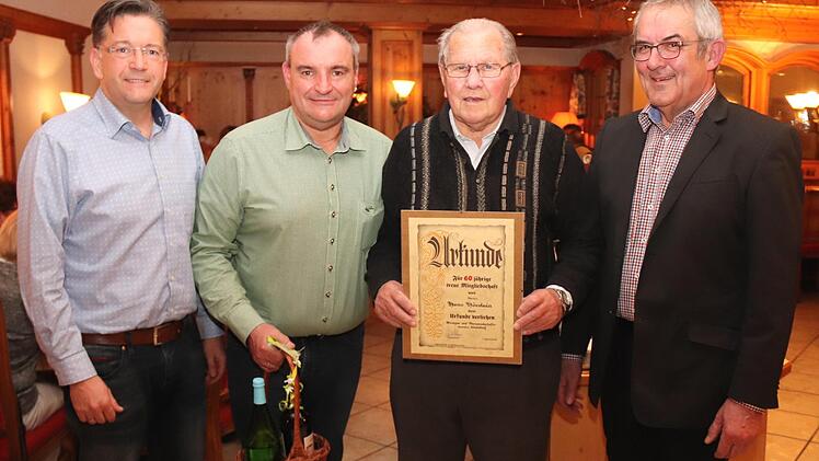 Bürgermeister Karsten Fischkal, Harald Hack und Günter Brehm freuen sich mit dem Jubilar Hans Hörrlein (mit Urkunde). Foto: Johanna Blum