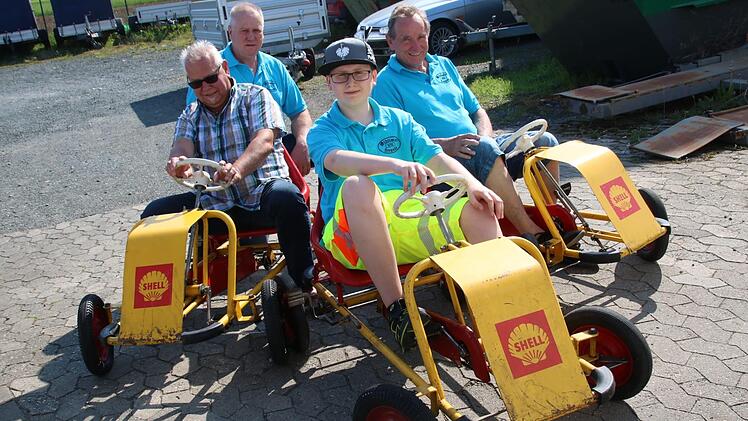 Ein Novum beim Oldtimertreffen sind heuer die über 50 Jahre alten Kettcars - hier präsentiert von (von links) Manfred George, Reinhard und Niklas Derra sowie Walter Mackert.Matthias Einwag