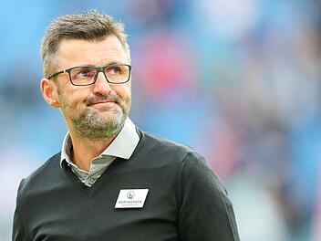 Club-Trainer Michael Köllner  kassierte in Dortmund und Leipzig jeweils hohe Niederlagen. Foto: Jan Woitas/dpa