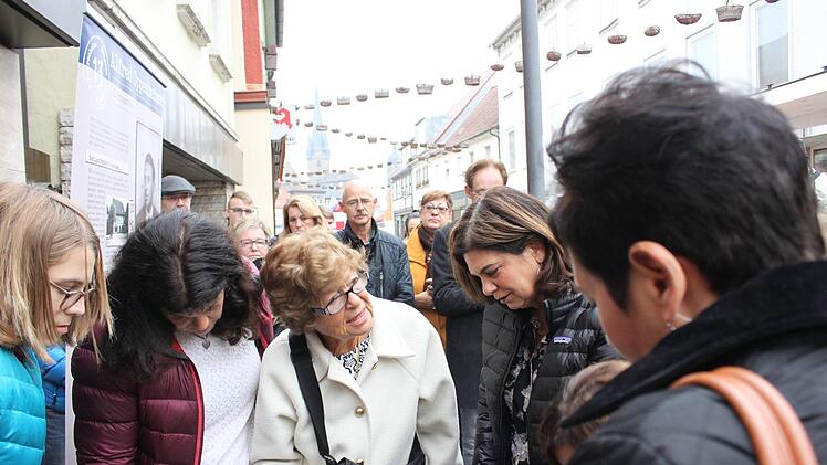 Inge Stanton (Mitte) war mit ihren beiden Töchtern, einer Enkelin und Anverwandten nach Lichtenfels gereist. Gemeinsam gedachten sie der jüdischen Familien und Angehörigen, die fliehen  oder ihr Leben lassen mussten.