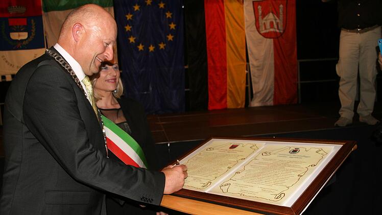 Die beiden Bürgermeister Claus Schwarzmann und Maria Ceschini bekräftigen mit einer Urkunde die Freundschaft der beiden Gemeinden. Foto: Sylvia Hubele