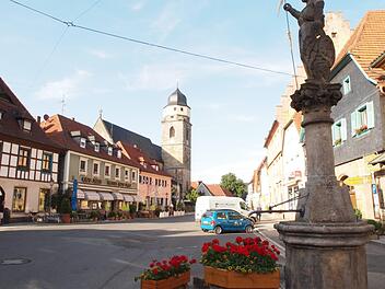 Die Stadt Weismain erhält bis zum 31. Dezember 2021 vom Freistaat eine 80-prozentige Förderung für die Sanierung der Kanal- und Wasserversorgung. Bis dahin soll auch das Leitungsnetz am Marktplatz erneuert werden. Für die Renovierung des Rathauses gibt es ebenfalls eine Förderung, und zwar in Höhe von 5,31 Millionen Euro oder 90 Prozent.  Foto: Steffen Huber