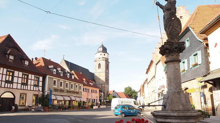 Die Stadt Weismain erhält bis zum 31. Dezember 2021 vom Freistaat eine 80-prozentige Förderung für die Sanierung der Kanal- und Wasserversorgung. Bis dahin soll auch das Leitungsnetz am Marktplatz erneuert werden. Für die Renovierung des Rathauses gibt es ebenfalls eine Förderung, und zwar in Höhe von 5,31 Millionen Euro oder 90 Prozent.  Foto: Steffen Huber