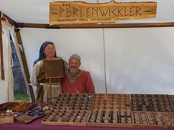 Peter Lösch als Gotländer und seine Frau Margit, gewandet in eine  finnische Wolltracht, sind "die Perlenwickler".  Nadine Gegner