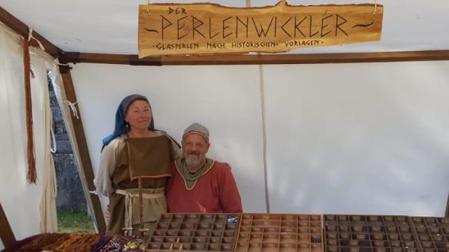 Peter Lösch als Gotländer und seine Frau Margit, gewandet in eine  finnische Wolltracht, sind "die Perlenwickler".  Nadine Gegner