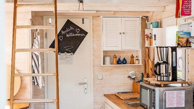 Auf 23 Quadratmetern befinden sich im Tiny House neben dem Wohnbereich die Küche, das Bad und nach oben in den  Schlafbereich führt eine Treppe. Lea Schreiber