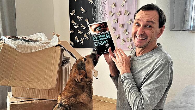 Hündin Marla hat schon Blut geleckt: Autor Matthias Soeder mit den ersten Exemplaren seines Thrillers "Herzschlag des Bösen2".