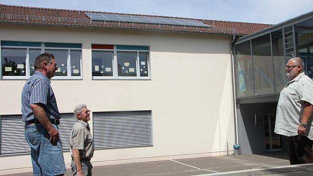Bruno Sch&auml;fer, Roman Jonas und Albrecht N&ouml;th (von links nach rechts) sind froh, dass sie vor 20 Jahren in die noch junge Solartechnik investiert haben. Die Anlage auf dem Grundschuldach erzeugt bis heute Energie. Foto: Heike Beudert
