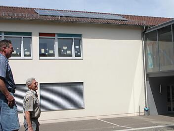 Bruno Schäfer, Roman Jonas und Albrecht Nöth (von links nach rechts) sind froh, dass sie vor 20 Jahren in die noch junge Solartechnik investiert haben. Die Anlage auf dem Grundschuldach erzeugt bis heute Energie. Foto: Heike Beudert