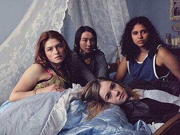 "Danke f&uuml;r Nichts" erz&auml;hlt die Geschichte von Victoria (Sonja Wei&szlig;er, von links), Malou (Zoe Stein), Katharina (Lea Drinda) und Ricky (Safinaz Sattar). Gemeinsam leben sie in einer anarchischen Utopie.