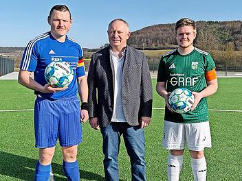 Vor dem Spiel &uuml;berreichte Landrat Thomas Bold den beiden Teamchefs je einen handsignierten Fu&szlig;ball. Links: Christian Schmitt (SG Bad Kissingen III), rechts: Patrick Brune (SG Hammelburg III).