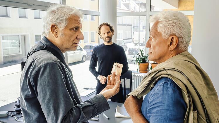 In einer Gastrolle unterst&uuml;tzte Maximilian Schafroth als Passf&auml;lscher (Mitte) die beiden M&uuml;nchner Ex-Kommissare Leitmayr (Udo Wachtveitl, links) und Batic (Miroslav Nemec).