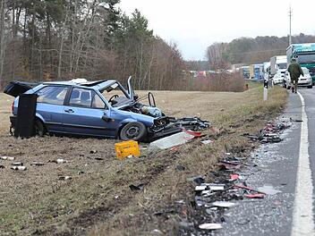 Auf der B505 kam es am Dienstag zu einem schweren Verkehrsunfall, die Straße ist komplett gesperrt worden. Foto: Michael Gründel