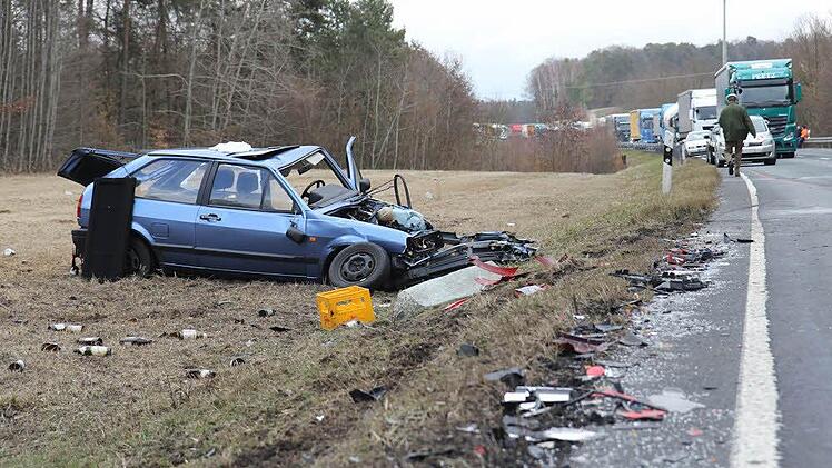 Auf der B505 kam es am Dienstag zu einem schweren Verkehrsunfall, die Straße ist komplett gesperrt worden. Foto: Michael Gründel
