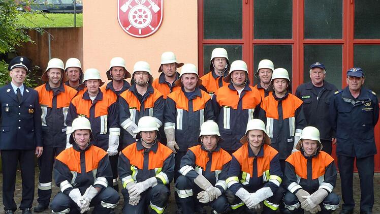 Jahrelang hatte die Bramberger Feuerwehr pausiert. Nun trat sie wieder zu einer Prüfung an. Links Kommandant Kuhn, rechts die Prüfer Heinz Fausten und Rudi Lübke. Foto: privat