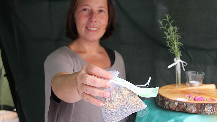 Gesundheitsmasseurin Stefanie Roth mit einem Duftkissen für die Wellness.