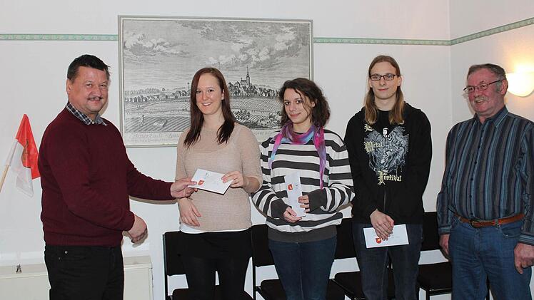 Lonnerstadts Zweiter und Dritter Bürgermeister Stefan Himpel (links außen) und Johann Höps (rechts außen) ehren Verena Hoppe, Deborah Manavi und Stefan Schering (von links). Foto: Maria Leicht