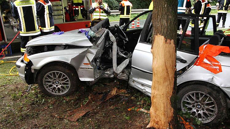 An einem Baum endete die Fahrt von Ebermannstadt in Richtung Drügendorf für eine Autofahrerin aus dem Landkreis Forchheim. Foto: Mathias Erlwein