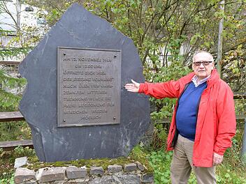 Martin Weber am Gedenkstein am Falkenstein  Foto: Ronald Rinklef