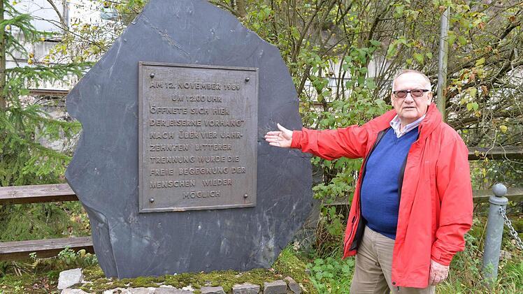 Martin Weber am Gedenkstein am Falkenstein  Foto: Ronald Rinklef