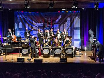 Das Blue Moon Orchestra tritt am 28. Dezember in der Weißenbrunner Leßbachtalhalle auf.  Foto: privat