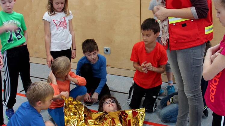 In der Rettungsdecke stöhnt Elias: Ist das warm! Foto: Johanna Blum