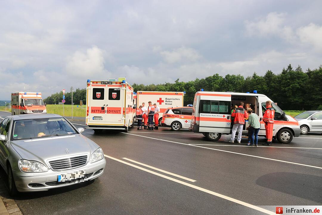 Unfall bei Ebrach: Mit Kindern besetzter Reisebus rutscht in Straßengraben