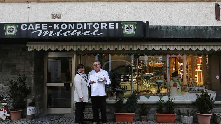 Gerhard und Erika Michel vor ihrer Konditorei in der Forstamtsstraße in Stadtsteinach. Foto: Barbara Herbst