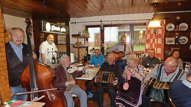 Die Musikanten und mittendrin Ingrid D&ouml;rfler, die ihr Strickzeug mitgebracht hat Fotos: Horst Wunner