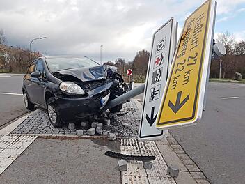 Mit Karacho prallte der Fiat Punto gegen ein Verkehrsschild an der Ausfahrt des Kreisverkehrs in Ebern. Foto: Eckehard Kiesewetter