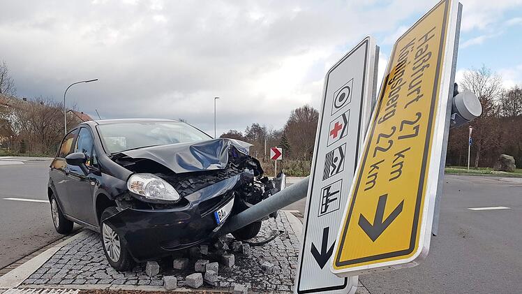 Mit Karacho prallte der Fiat Punto gegen ein Verkehrsschild an der Ausfahrt des Kreisverkehrs in Ebern. Foto: Eckehard Kiesewetter