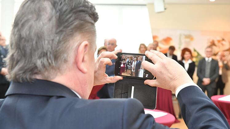 Landrat Klaus Peter Söllner hält die Feierlichkeiten im Bild fest.Foto: Katrin Geyer