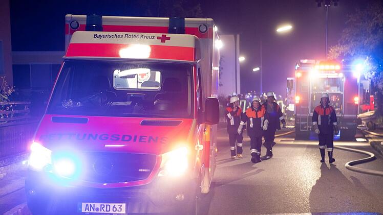 Bei einem Feuer am Montagabend waren hunderte Feuerwehrmänner im Einsatz. Foto NEWS5/Goppelt