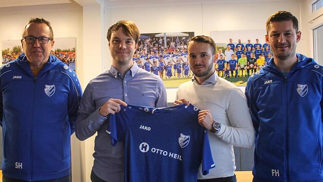 Unser Bild zeigt (von links) FC 06-Abteilungsleiter Stephan Heimerl, Tim Herterich, Harald Bayer sowie FC 06-Abteilungsleiter Florian Heimerl. Foto: Jakob Fischer