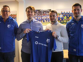 Unser Bild zeigt (von links) FC 06-Abteilungsleiter Stephan Heimerl, Tim Herterich, Harald Bayer sowie FC 06-Abteilungsleiter Florian Heimerl. Foto: Jakob Fischer