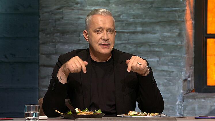 Das Gericht "Lammr&uuml;cken in Lakritzso&szlig;e, mit Karotten-Schokolade-P&uuml;ree, Blaubeeren-Schalotten-Confit und Kartoffeln" von Henssler fand Herrmann genial. Das "Lakritz-Jus ist ein Geniestreich".