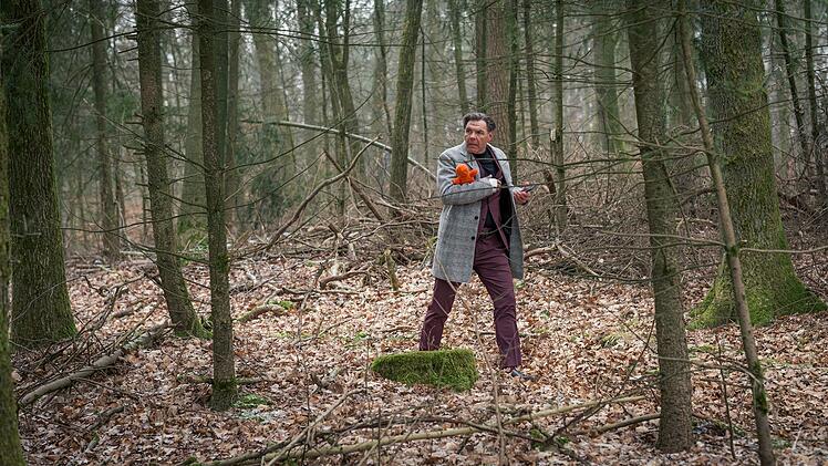 Gangster Andrej Soroka (Max Hopp) sucht im Wald nach einem verborgenen Waffenlager. Ob ihm die H&auml;kelpuppe von J&uuml;rgen Thorgards Mutter dabei wirklich helfen kann?