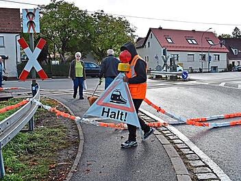 Diese Situation ist derzeit st&uuml;ndlich in Igensdorf zu erleben. Bahnpersonal sichert den Bahn&uuml;bergang mit Absperrb&auml;ndern &uuml;ber die Stra&szlig;e. Petra Malbrich