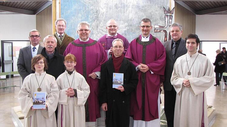 1.Reihe v. li. die Ministrantinnen Jule Schneider, Hanna Brust, Pastoralreferent Markus Waite, Thomas Wolf 2. Reihe: v. li. Bürgermeister Ernst Stross, Domkapitular Dietrich Seidel, Militärdekan  Siegfried Weber 3. Reihe: v. li. Kirchenpfleger Hermann Lell, OTL a.D. Franz Herrler, Militärpfarrer Stephan Frank, Pfarrgemeinderatsvorsitzender Andreas Wacker.