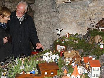 Heike und Walter Frank freuen sich über die riesige Krippe, die seit mehreren Generationen im Familienbesitz ist und in Segnitz bewundert werden kann.  Fotos: G. Bauer