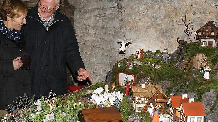 Heike und Walter Frank freuen sich über die riesige Krippe, die seit mehreren Generationen im Familienbesitz ist und in Segnitz bewundert werden kann.  Fotos: G. Bauer